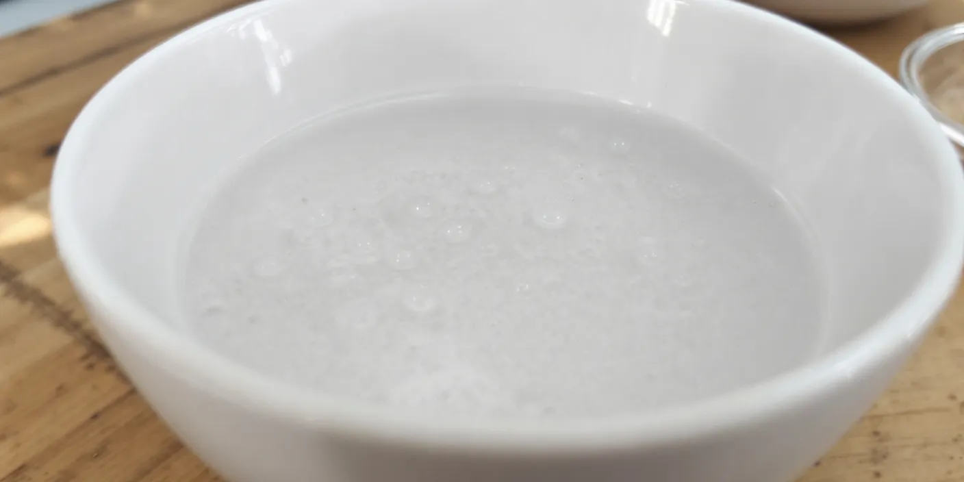 Produits sûrs pour la laine (eau tiède, savon doux, lessive laine, détachant spécial textiles délicats)