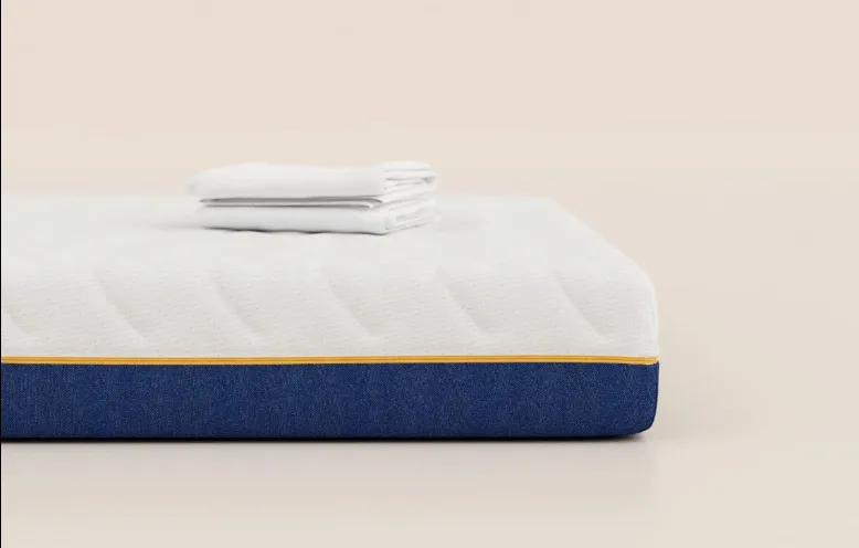 Matelas bébé Tedi de Tediber, mousse ferme 13 cm avec drap magique