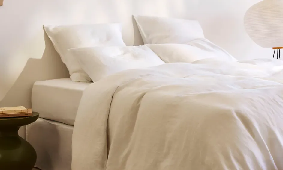 Bonsoirs, drap plat en lin lavé français sur un lit