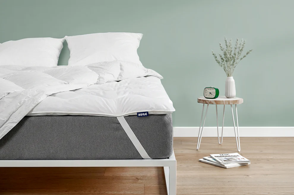 Nyte, surmatelas Duvy en fibres, enroulé pour le rangement